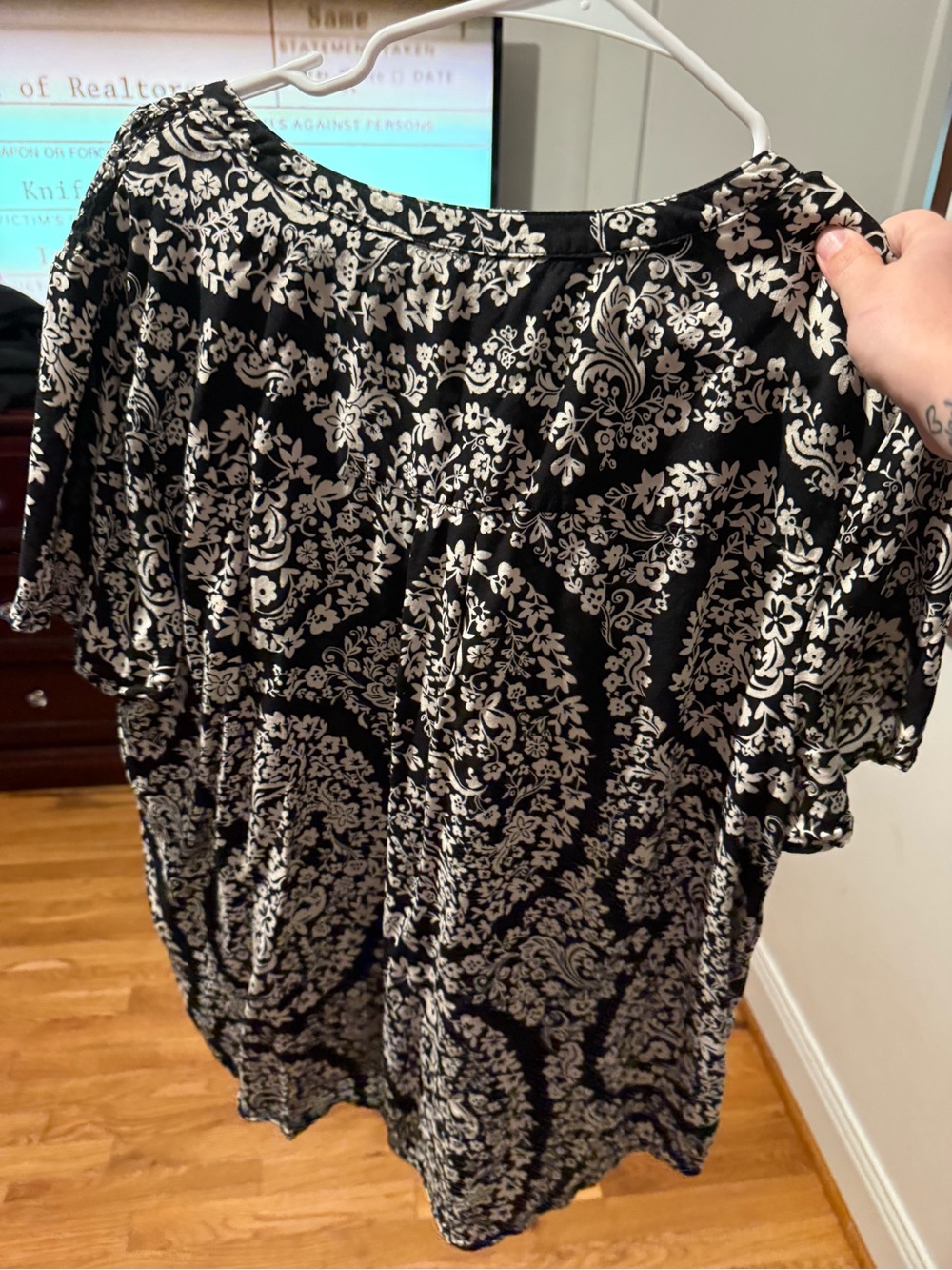 croft & barrow Black and White Floral V-Neck Short Sleeve Top - Picture 3 of 3